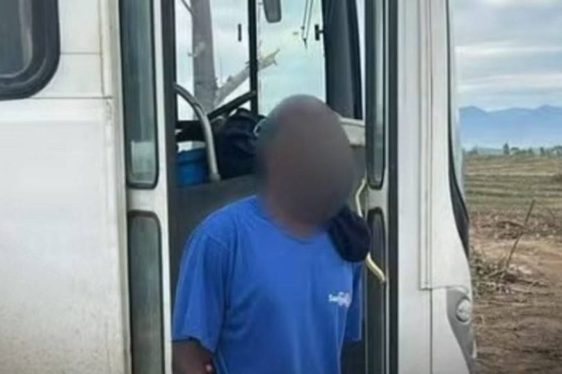 Trabalhador desembarca de ônibus durante a operação de fiscalização que resgatou 67 pessoas de condições análogas às de escravo em Cabo Frio