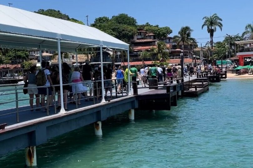 Turistas que visitam a cidade por mei de cruzeiros chegam a Búzios / divulgação