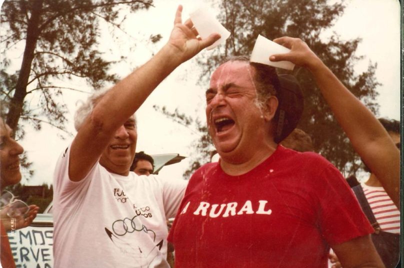Umberto Modiano comemora com amigos a abertura do Canal da Marina em janeiro de 1982/ Foto arquivo Aretê/Família Modiano