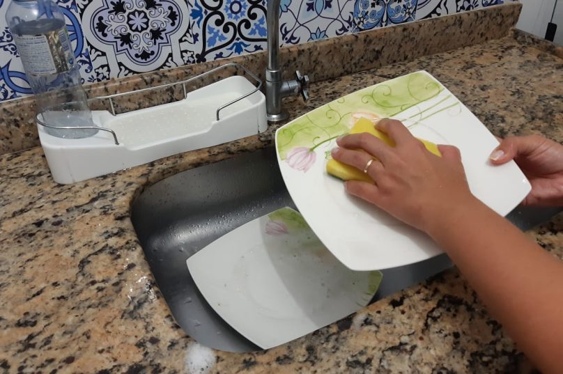 Uso consciente da água - ensaboar a louça com a torneira fechada é uma das dicas