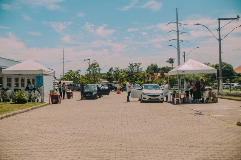 Vacinação no Centro Municipal de Reabilitação, no Novo Portinho, está sendo em modo drive-thru | Foto: Divulgação/Prefeitura de Cabo Frio
