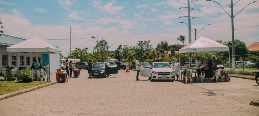 Vacinação no Centro Municipal de Reabilitação, no Novo Portinho, está sendo em modo drive-thru | Foto: Divulgação/Prefeitura de Cabo Frio