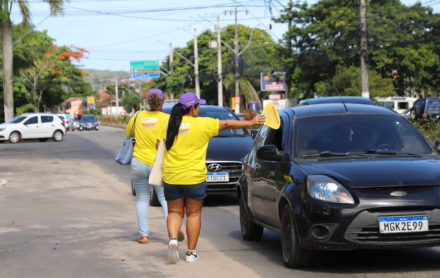 Ação “Verão Seguro” como parte da campanha “Búzios Por Elas”, que busca abordar sobre a violência contra as mulheres. Foto: Divulgação Prefeitura