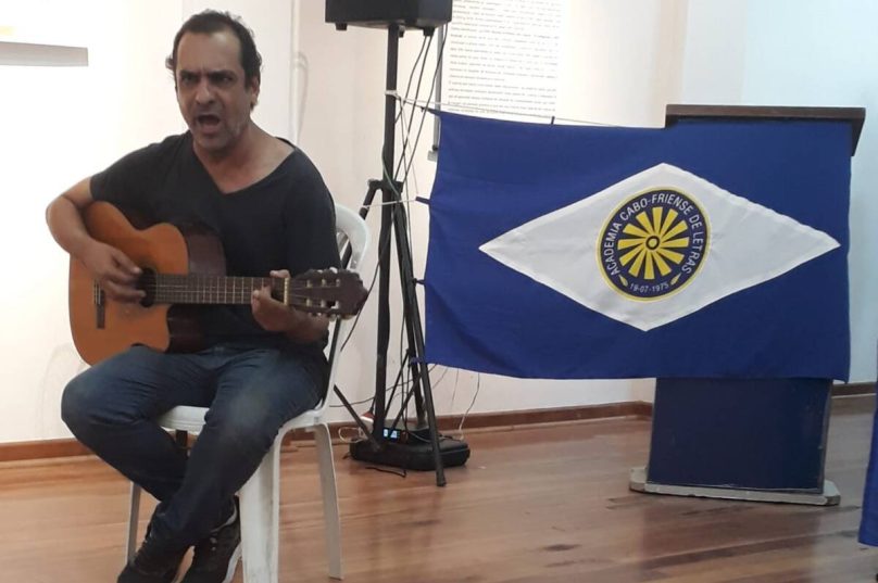 Vinícius se apresentando num show durante evento da Academia Cabo-friense de Letras (ACL) no dia 30-03-2023 / divulgação