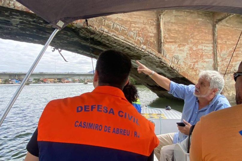 Defesa Civil vistoria antiga ponte desativada entre Barra de São João e Tamoios; ruínas são ponto turístico no rio São João / foto divulgação