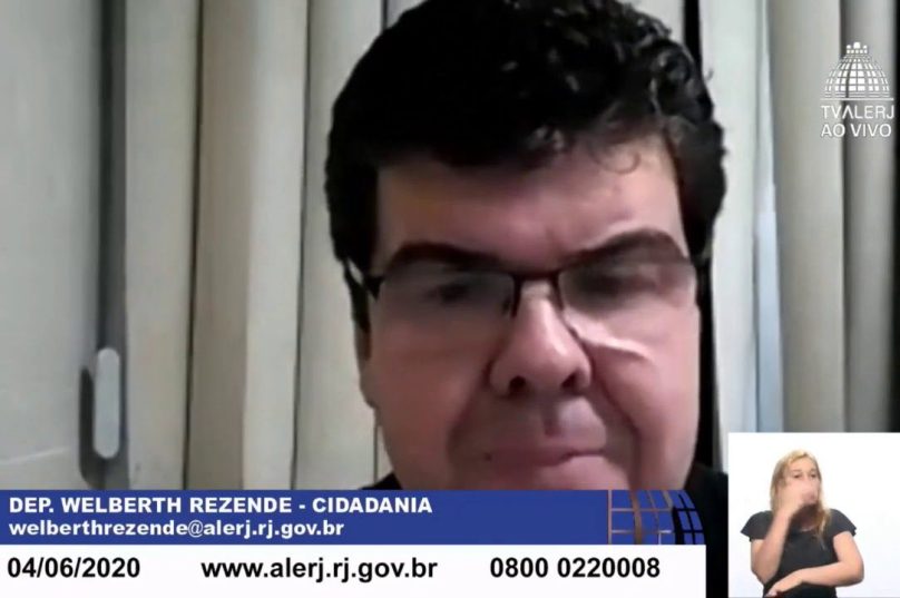 Welberth sendo decifrado em libras/ Reprodução