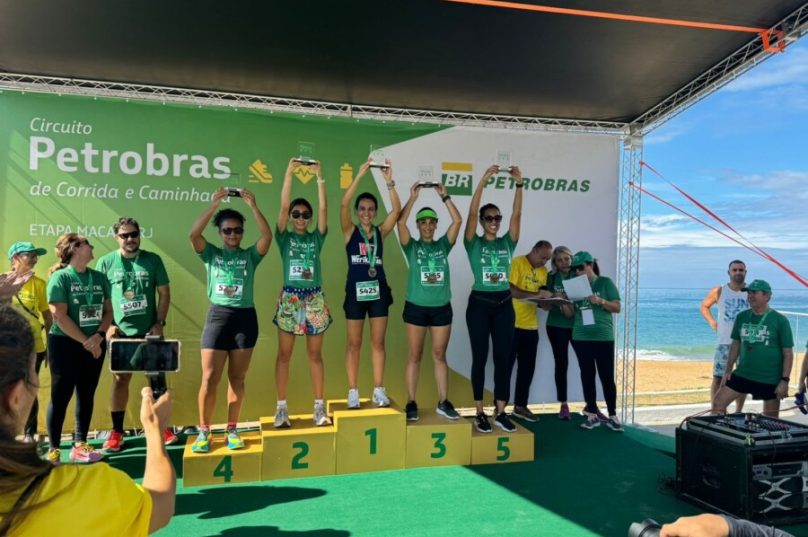 Werika, em primeiro lugar no pódio, está fazendo o circuito das seis principais maratonas do mundo/ Divulgação
