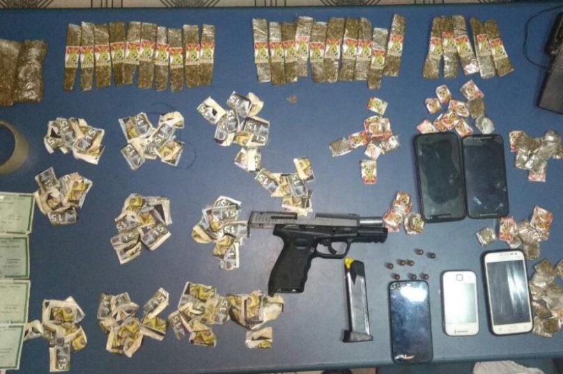 Drogas e armas apreendidas