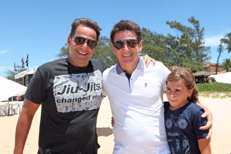 Prefeito de Búzios, André Granado, se encontra com o desembargador Luiz Zveiter no campeonato de surf na Praia de Geribá. Foto: Ronald Pantoja