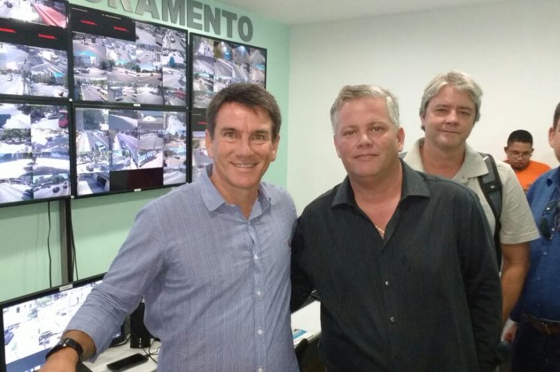 Prefeito de Búzios, André Granado, em visita ao Centro de Monitoramento em Niterói. Junto, o presidente da ONG Viver Bem,  que conta com mais de 150 câmeras de vigilância pela cidade. Foto: Divulgação