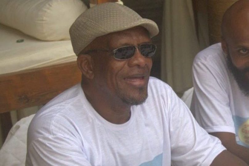 Ykenga Matos autografando seus livros, ao lado do rapper Fábio Emecê,  durante evento promovido pela Prensa de Babel em Búzios