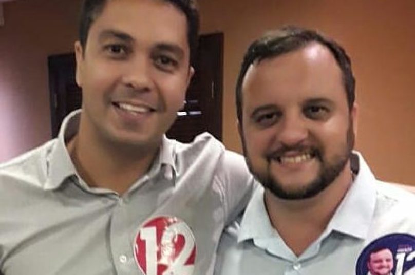 Marcel e Rafael posam pra foto  em roda de conversa realizada durante a campanha do pedetista à Prefeitura de Cabo Frio