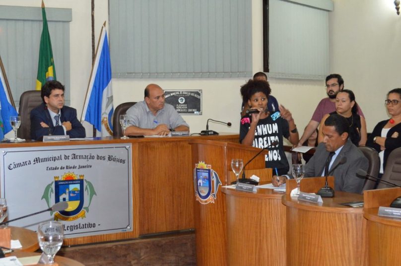 Professora da Escola Eliete Mureb usa tribuna para falar da Educação de Búzios.