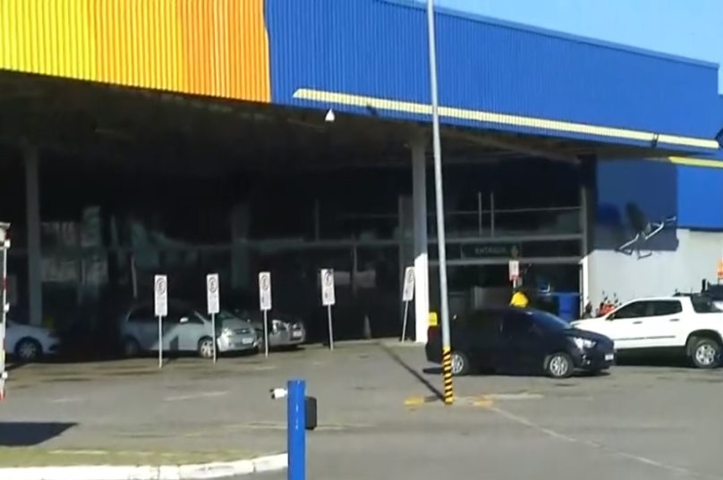 Estacionamento onde tudo ocorreu. Bandidos saíram pelos fundos do mercado. Foto: divulgação