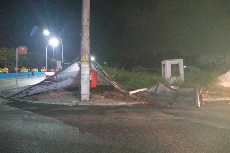Estrutura cai em cima de um muro no bairro Jardim Excelsio, em Cabo Frio. Foto: Divulgação