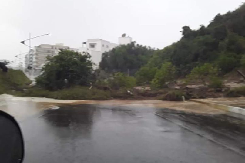 Avenida de Arraial do Cabo interditada. Foto: Divulgação/Internauta