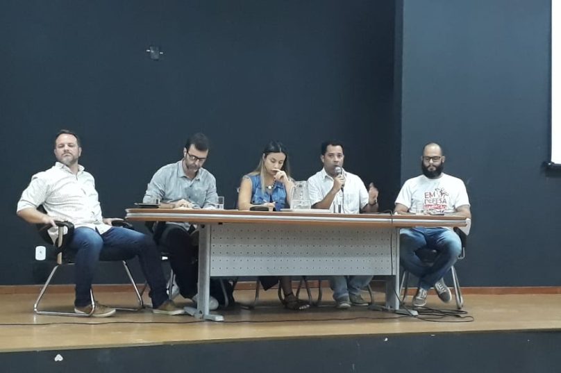 Marcelo Freixo na bancada ao lado de professores do IFF. Foto: Anna Roberta Medhi