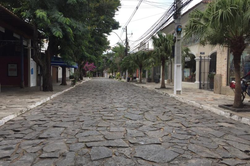 rua das pedras vazia