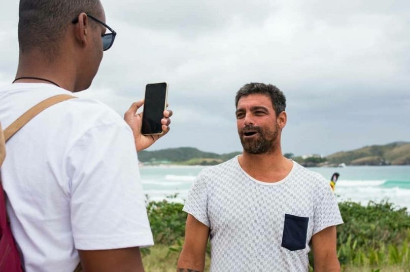Lucas entrevistando um de seus ídolos, Léo Neves. Imagem: Julianna Pereira