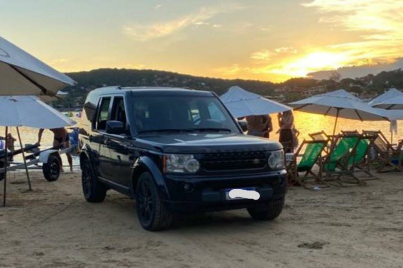 Carros vão até a beira da areia para colocar o jet ski no mar | Foto: Divulgação