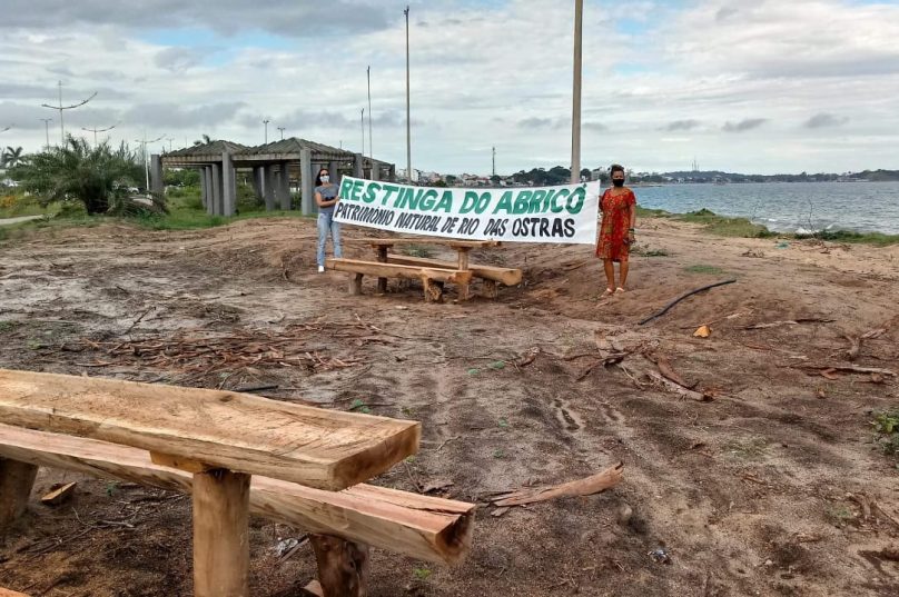 Segundo moradores, área da restinga vem tendo constante queimadas | Foto: Gilberto Dolejal