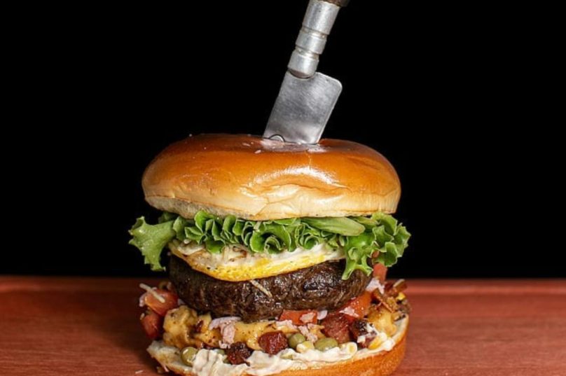 X-gaúcho da hamburgueria Gaucho Burguer & Beer vai ser a primeira refeição do navegante solitário Zirk Botha | Foto: Divulgação/Gaucho Burguer & Beer