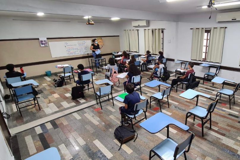 Sala do Instituto Santa Rosa, em Búzios, foi ampliada para aumentar o distanciamento social entre os alunos | Foto: Divulgação/ISR Búzios