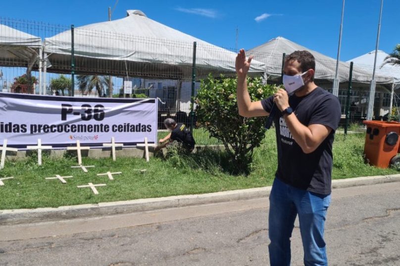 Ato aconteceu na manhã desta segunda-feira (15) no Farol de São Thomé, em Campos| Foto: Luciana Fonseca / Ascom do Sindipetro-NF