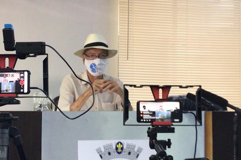 Prefeito de Cabo Frio, José Bonifácio, durante a coletiva de imprensa. Imagem: Prensa de Babel