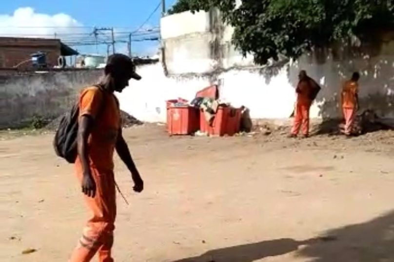 Alguns coletores de lixo pararam o serviço em bairros de Cabo Frio | Foto: Reprodução