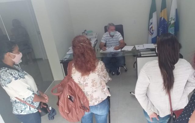 Representantes do coletivo "Por Nossos Filhos" em reunião com o prefeito Alexandre Martins. Imagem: "Por Nossos Filhos" | Divulgação