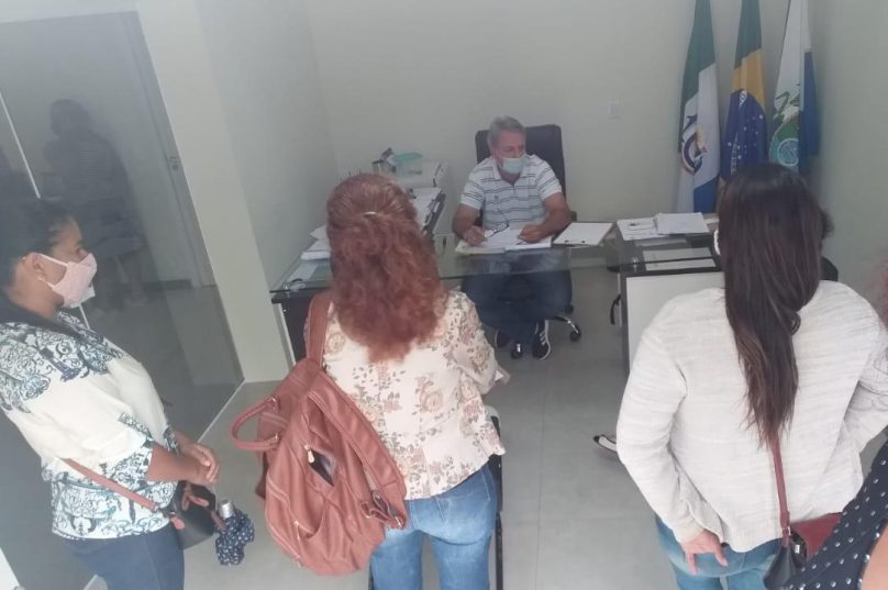 Representantes do coletivo "Por Nossos Filhos" em reunião com o prefeito Alexandre Martins. Imagem: "Por Nossos Filhos" | Divulgação