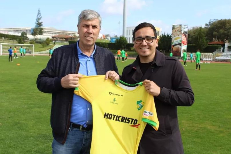 José Cristo, presidente do Mafra (à esquerda) e Juan Andrade, jornalista (à direita). Imagem: Beatriz Costa | Divulgação Mafra