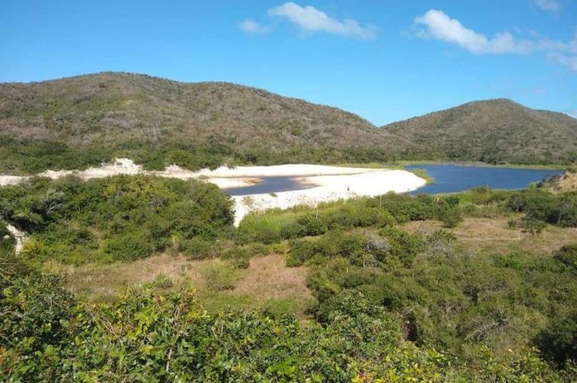 A caminhada para os "Lençóis do Peró" sai às 10 horas da orla do Peró. Imagem: Divulgação.