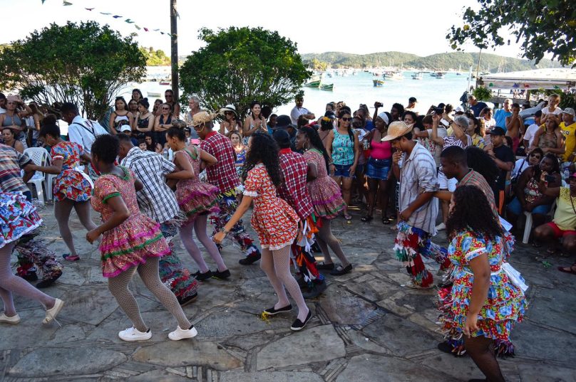 Quadrilha realizada na Orla Bardot, em Búzios (2019). Imagem: Matheus Coutinho | Prensa de Babel.