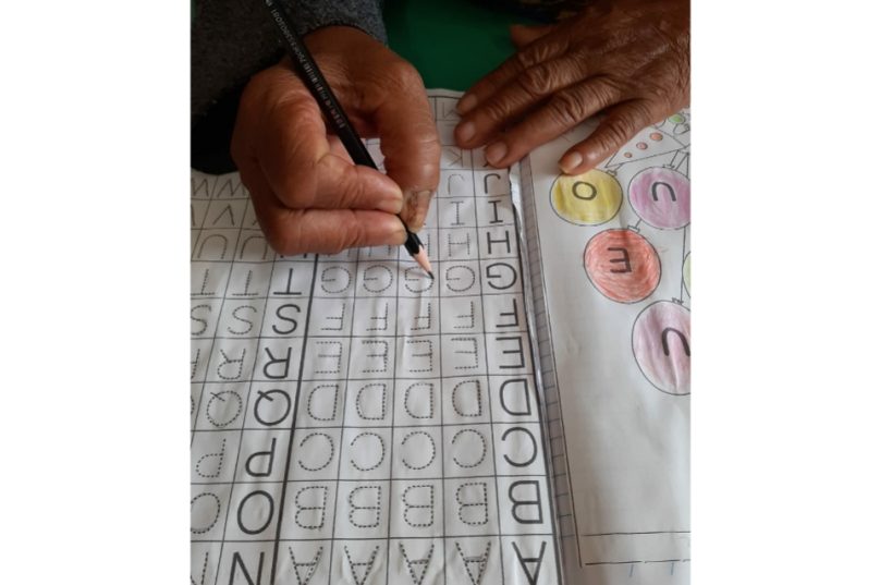 A ONG Educação Para a Paz possui aulas de alfabetização para adultos. Imagem: ONG Associação Educação Para a Paz.