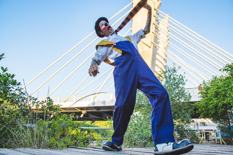 Ao fundo, a ponte Estaiada de Rio das Ostras, um dos principais pontos turísticos do Município