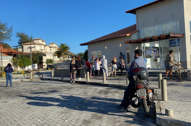 Na manhã desta sexta, um grupo de pessoas aguardava em frente à Unidade Básica de Saúde (UBS) de Geribá para receber a vacina.