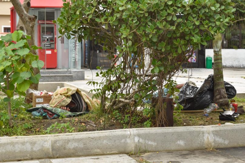 Embora existam dificuldades de ressocialização por parte das pessoas que vivem nas ruas, o poder público precisa pensar estrategicamente com a ajuda da comunidade. Foto: Matheus Coutinho