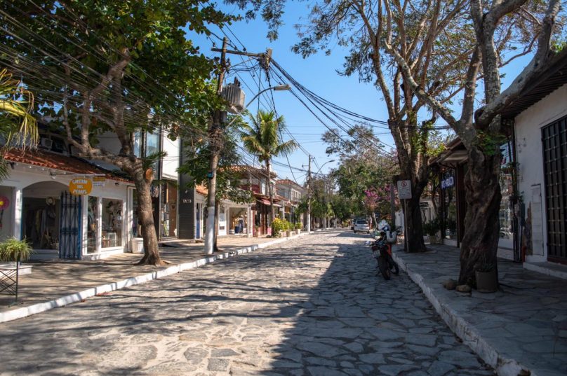 Prefeitura vai multar empresa que deixar excesso de fios em postes no balneário. Foto: Matheus Coutinho