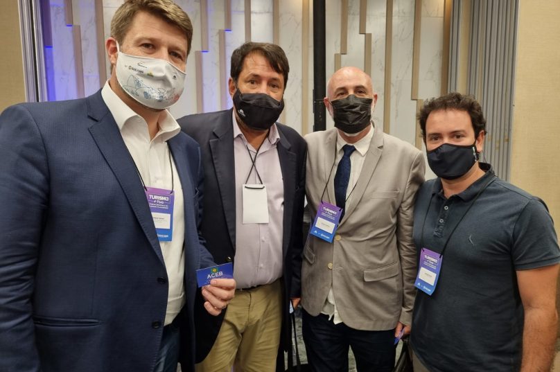 Secretário de Estado de Turismo do Rio de Janeiro, Gustavo Tutuca, presidente da TurisRio, José Ricardo,  diretor-presidente da ACEB, Jacques Jacky Sitbon e o diretor vice-presidente, Rodrigo Sobral. Imagem: Divulgação