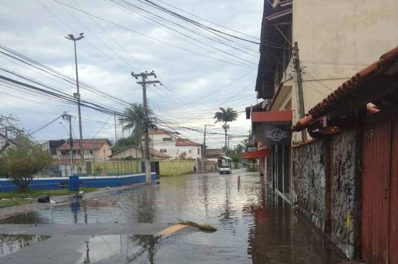 Trecho da Rua Inglaterra, em Cabo Frio, ficou alagada. Foto: Prensa
