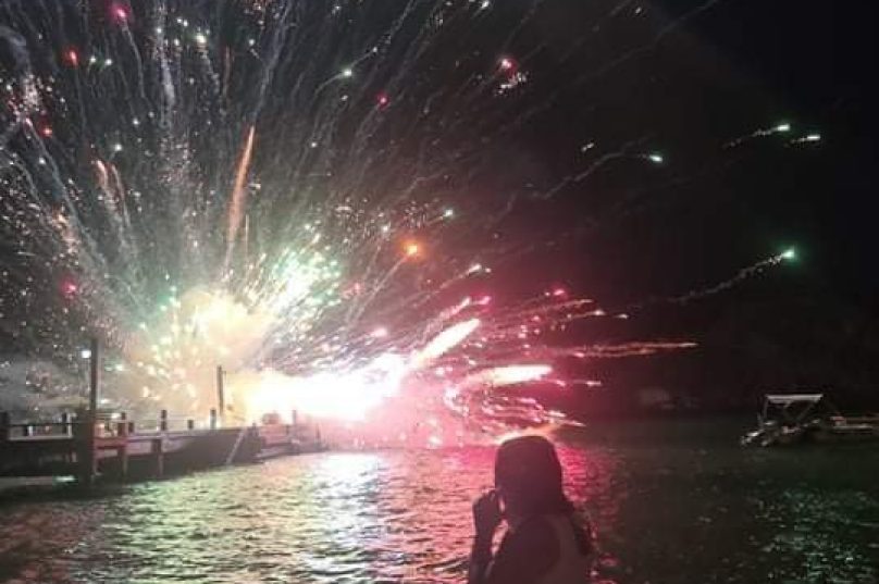 Os fogos explodiram e os rojões atingiram o público que estava na areia da praia. Foto internet