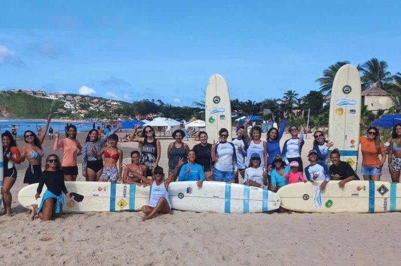 Aulas são realizadas aos domingos no canto esquerdo da Praia de Geribá. Foto divulgação,