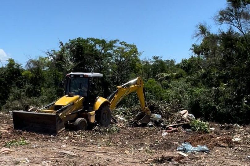 O governo nega que resíduos sólidos sejam jogados por empresas contratadas pela Prefeitura. Foto Raphael Braga