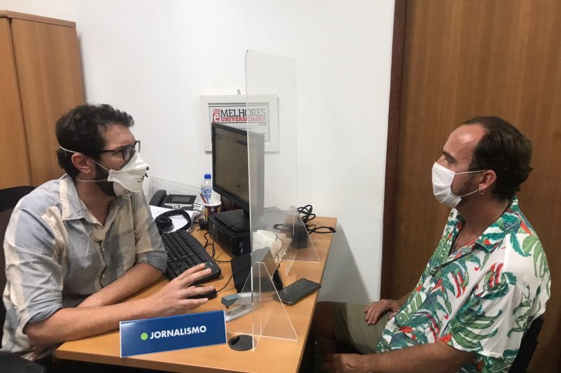 À esquerda, Daniel Paes, coordenador do curso de jornalismo da UVA-Cabo Frio, e à direita, Victor Viana.