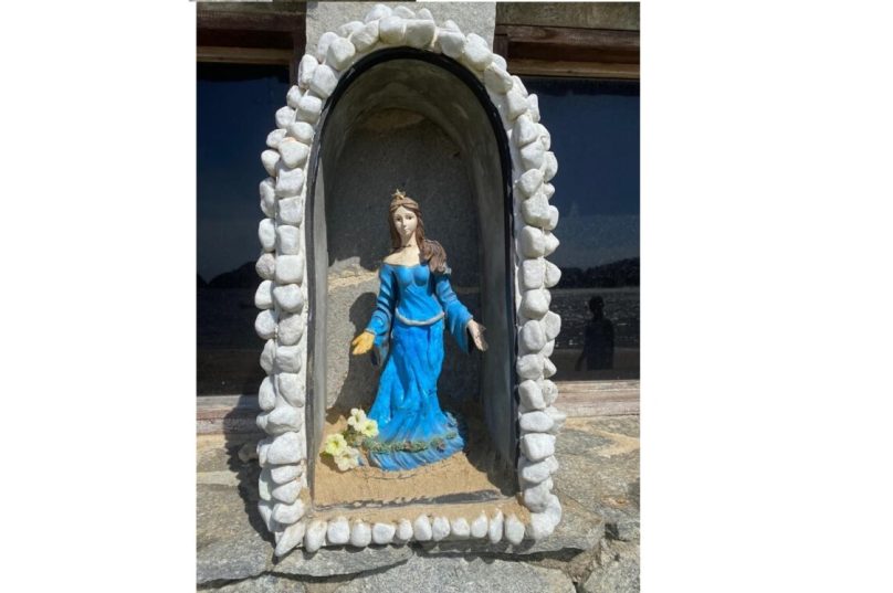 O altar foi levantado por moradores há mais de 20 anos. Foto Hélio Pelegrino