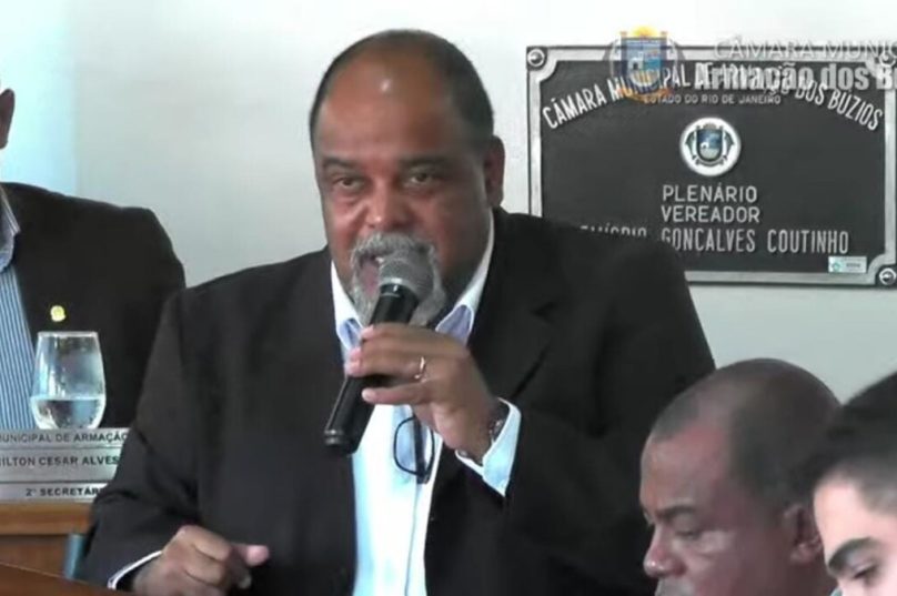  O parlamentar levou a documentação e também os dez itens que compõem os uniformes. Imagem: Reprodução I Câmara de Búzios
