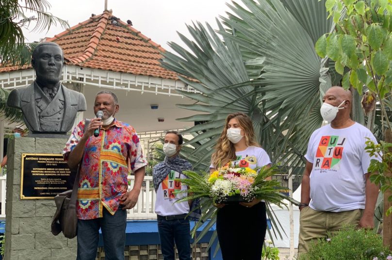 Na solenidade foram depositadas no busto de Teixeira e Souza flores como forma de homenagem ao poeta. Foto Sarah Dias