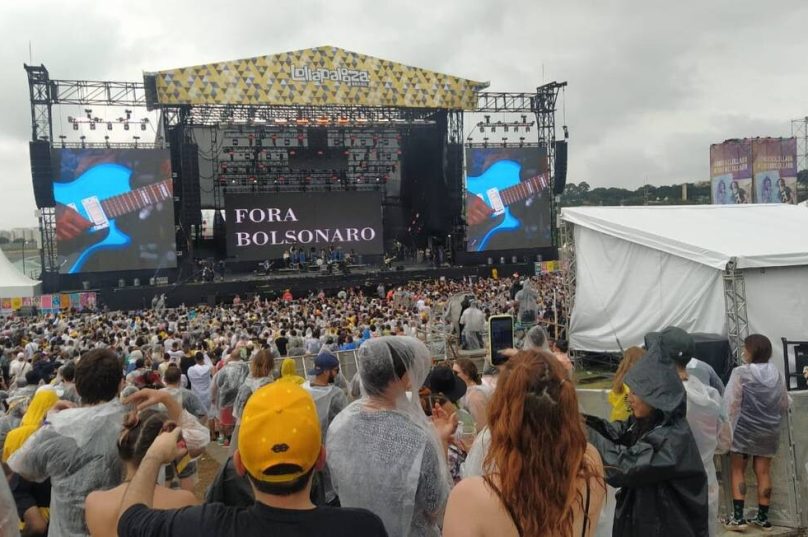 Manifestação política realizada no show da banda Fresno no Festival Lollapalooza. | Imagem: O Globo | Reprodução